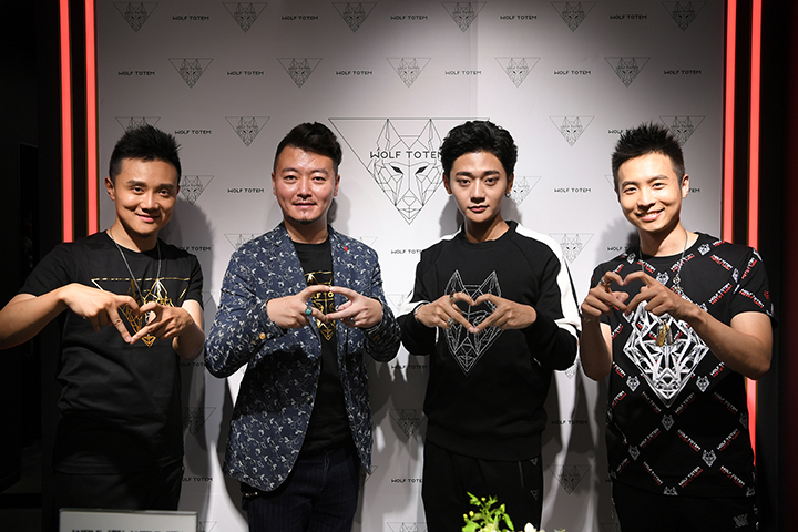 【潮流新世代】近日来自意大利的潮牌WOLF TOTEM携手最炙手可热的潮流新星,发起新世代 新力量召集令,并于9月13日、15日,分别在上海和沈阳两地举办「潮流新世代签售会」。热播剧《沙海》中罗雀的扮演者潮流新星余天翊、多栖艺人郭晋东和歌手刘洋作为召集人空降上海环球港和沈阳大悦城粉丝见面会及签售会,更有资深配音老师吴磊与赵乾景倾情助阵,精彩互动引爆现场,掀起一股潮流巨浪。 【潮流星态度】意大利潮牌WOLF TOTEM坚持狂野、独特的品牌风格,以创意、玩趣为设计主旨,赋有冒险精神,为新一代年轻潮流代