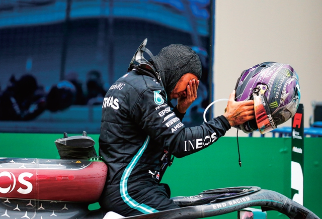 周末画报 新闻 热点 > f1再现七冠王,黑人车王为平权发声f1赛车手