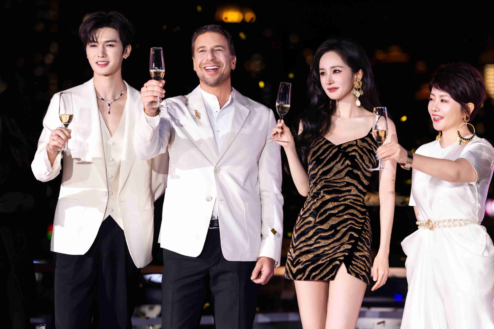 1790755456918091.jpg 传奇之夜共庆40周年合影_副本.jpg
