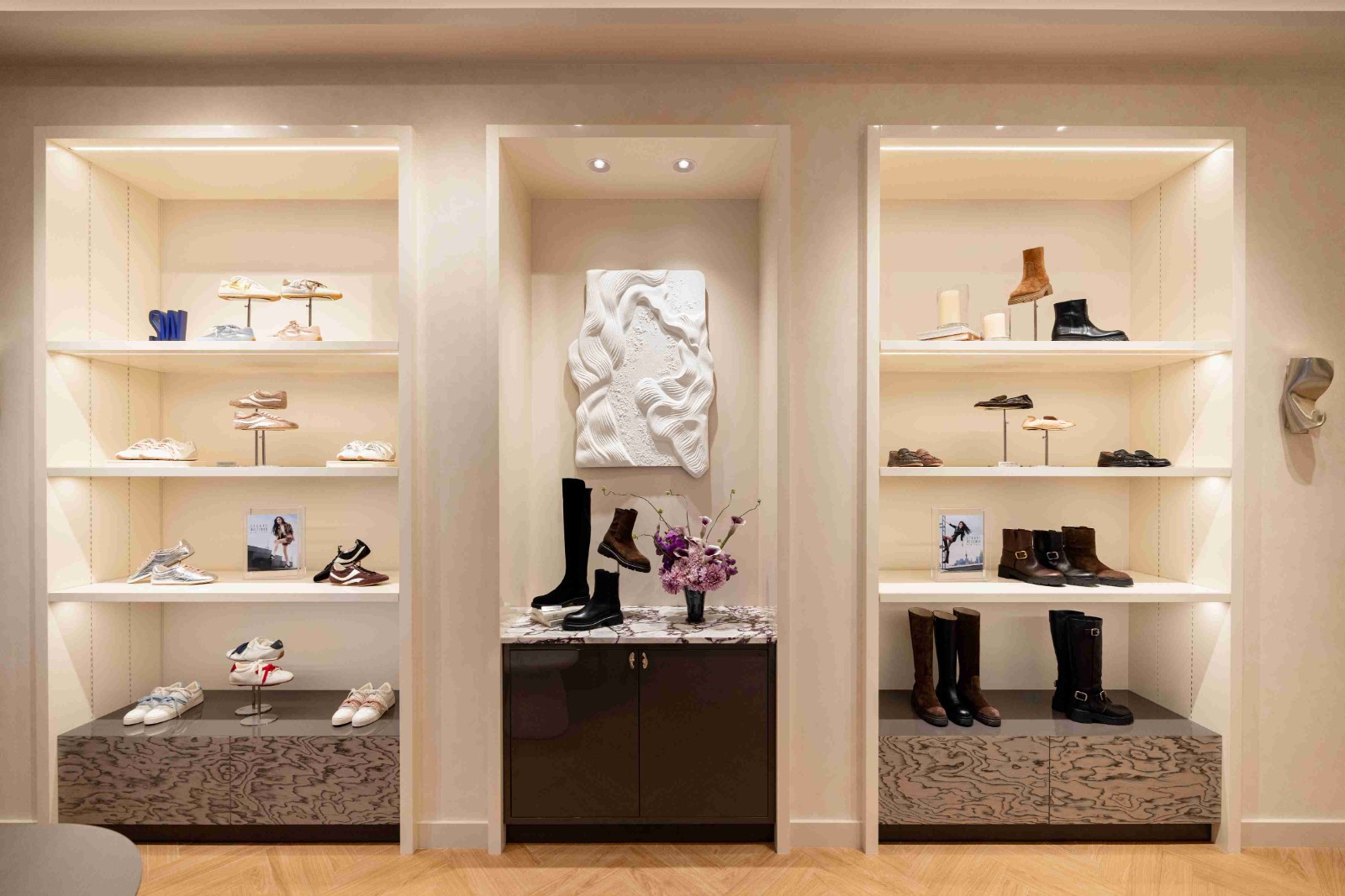 1790755674573943.jpg STUART WEITZMAN上海恒隆广场品牌旗舰店-2_副本.jpg