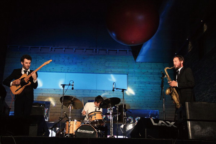 > 艺术馆里听音乐          1/4法国爵士三重奏乐队the drops trio