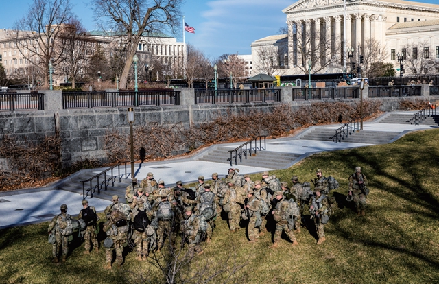 国民警卫队在国会大厦前