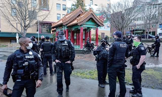 亚特兰大枪击案后,警察在美国西雅图唐人街附近巡逻.